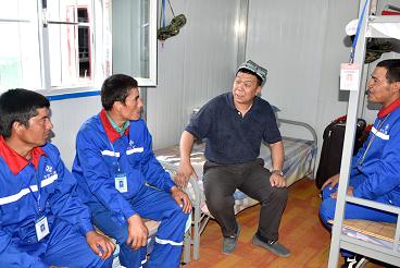 Jia Nengwen has in-depth exchanges with Uighur employees.