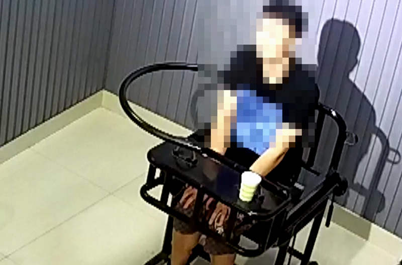 The picture shows the suspect being interrogated. (Photo courtesy of Lixia Public Security Bureau of Jinan City)